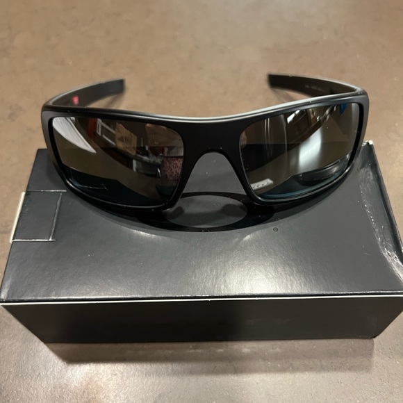 NWT Oakley Crankshaft Black Iridium Polarized Lenses, Matte Black